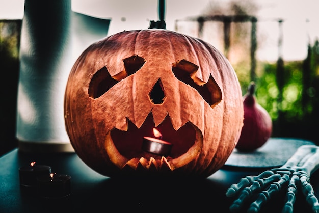 Un primer plano de Jack o Lantern en la mesa.