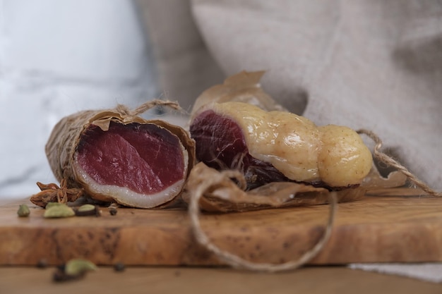 Primer plano de jamón de pato casero merienda casera cecina a bordo el enfoque selectivo