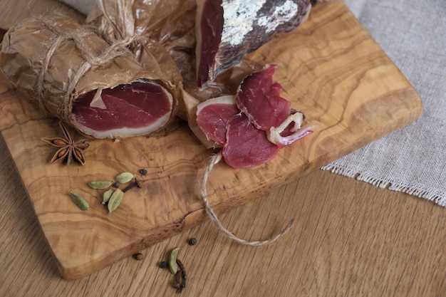 Primer plano de jamón de pato casero merienda casera cecina a bordo el enfoque selectivo