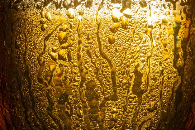 Primer plano de una jarra de cerveza con gotas en la superficie