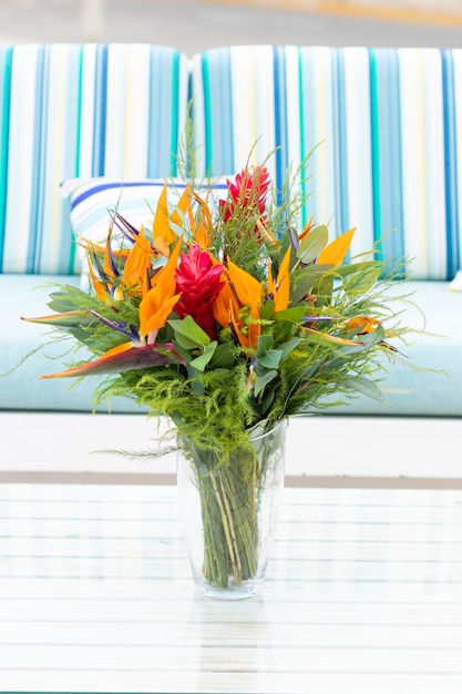 Foto primer plano de un jarrón de flores en la mesa
