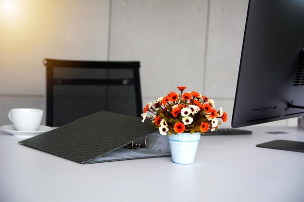 Foto primer plano de un jarrón de flores en la mesa