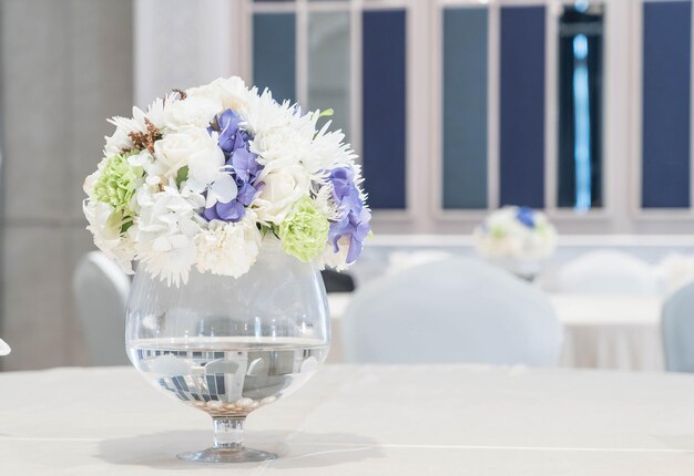 Foto primer plano de un jarrón de flores en la mesa