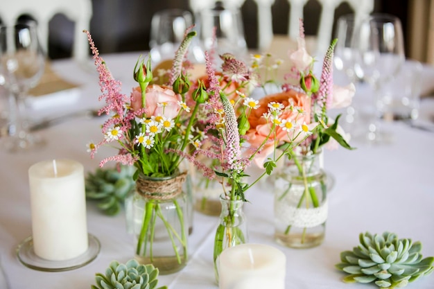 Foto primer plano de un jarrón de flores en la mesa