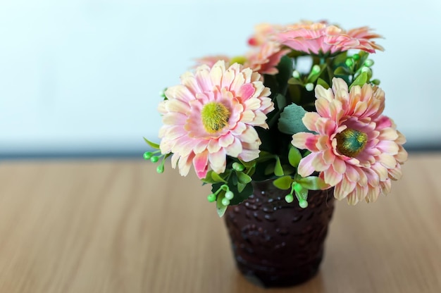 Foto primer plano de un jarrón de flores rosas en la mesa