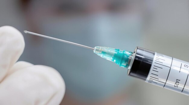 Primer plano de la jeringa y la aguja preparadas para la inyección médica