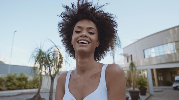 Primer plano de una joven afro latina sonriente Alegría positiva y amor Hermoso cabello estilo africano