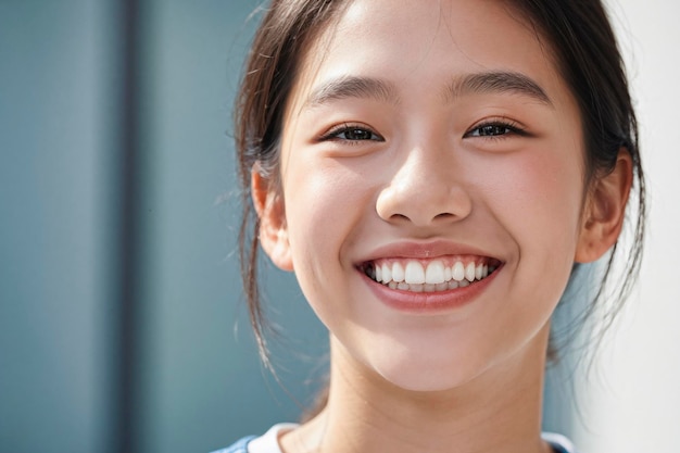 Primer plano de una joven asiática sonriendo