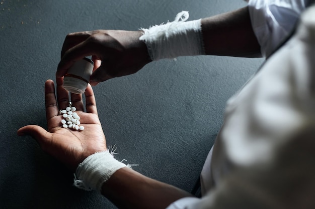 Foto primer plano de un joven bebiendo una gran dosis de pastillas para suicidarse