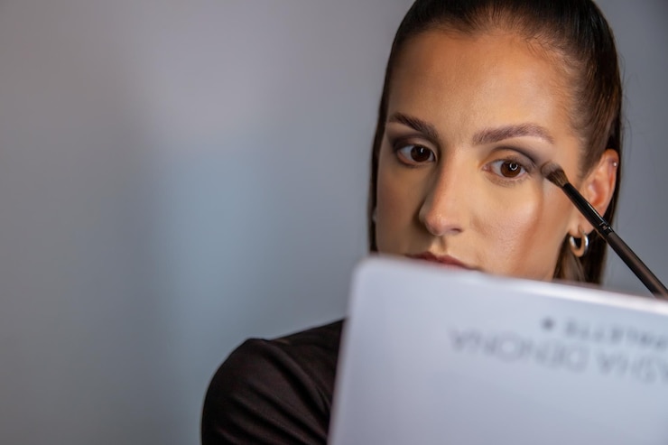 Foto primer plano de una joven caucásica haciendo maquillaje