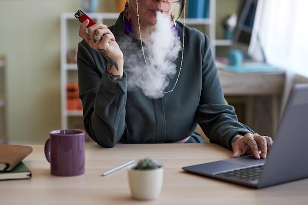 Primer plano de una joven diseñadora creativa fumando durante la red