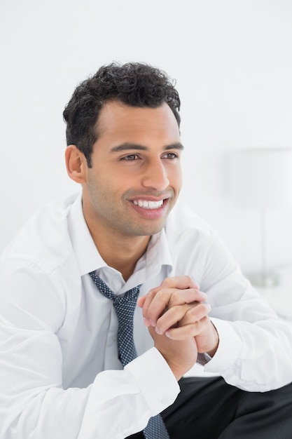 Foto primer plano de un joven empresario feliz