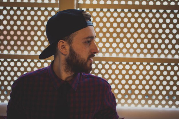 Foto primer plano de un joven con una gorra