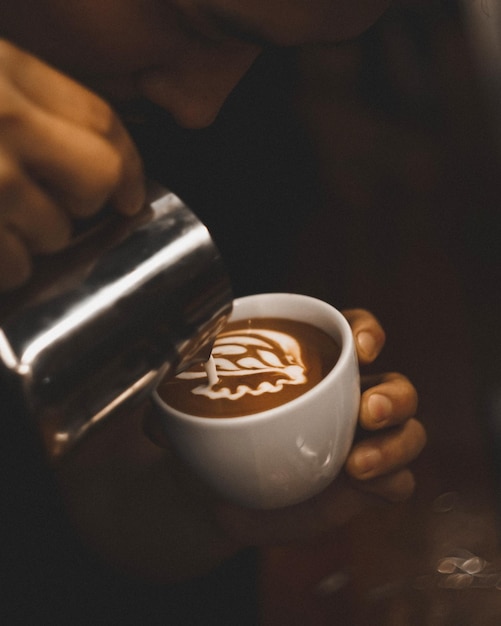 Primer plano de un joven haciendo café