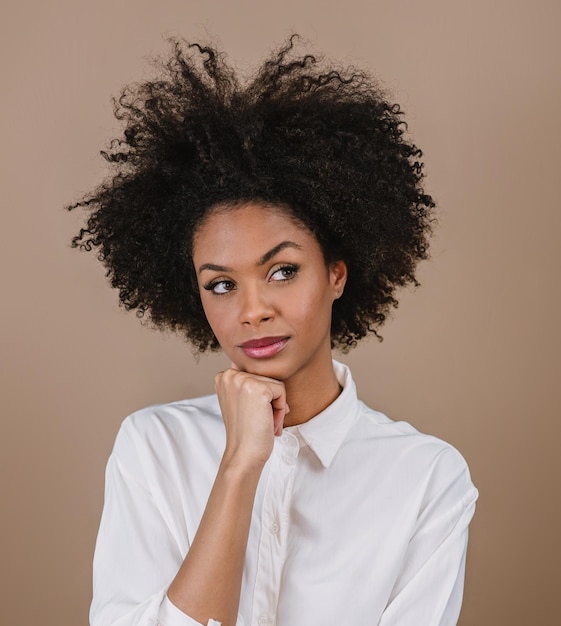 Primer plano de una joven mujer afro latina pensando en alegría positiva y amor Hermoso cabello estilo africano