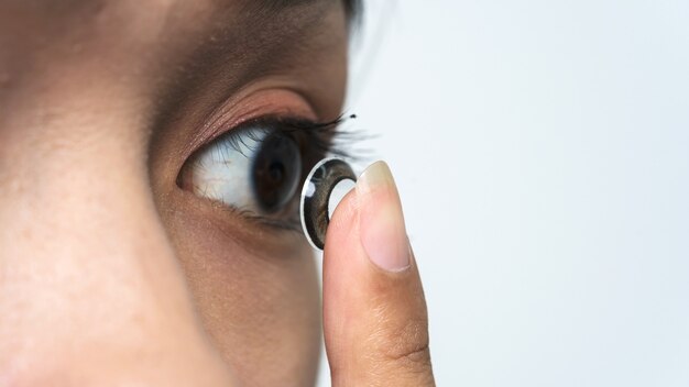 Primer plano joven mujer asiática con lentes de contacto, disparo macro.