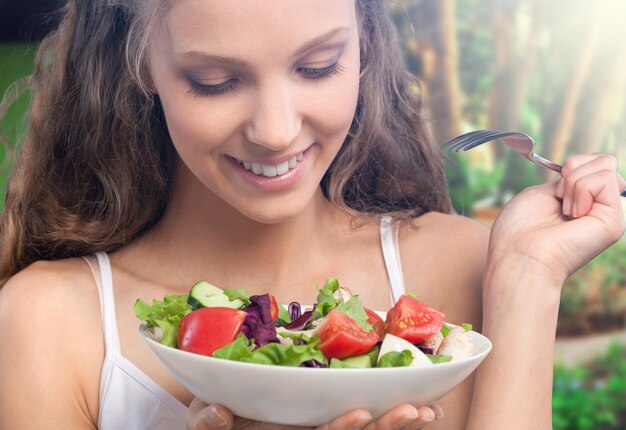 Foto primer plano, de, joven, mujer feliz, comida, ensalada