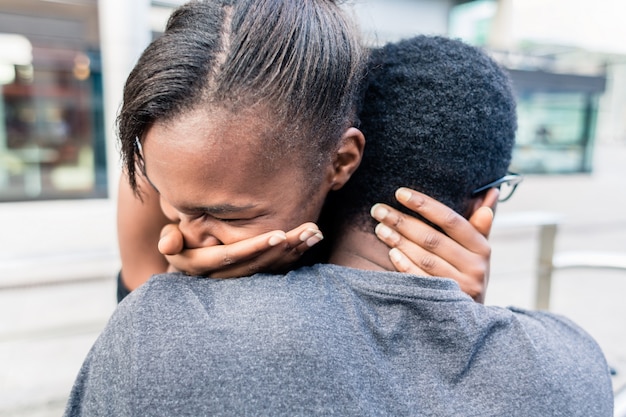 Primer plano de la joven pareja afroamericana besándose al aire libre en verano