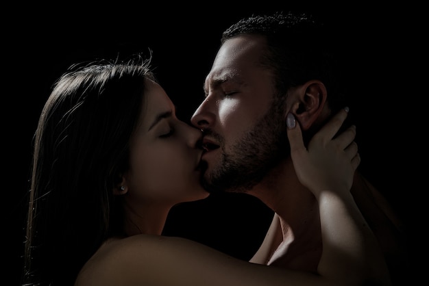 Primer plano de una joven pareja romántica besándose