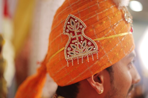 Foto primer plano de un joven con turbante durante la ceremonia de bodas