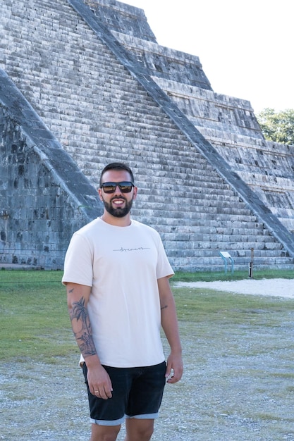 Primer plano de un joven turista visitando Chichén Itzá, una de las siete maravillas del mundo en México