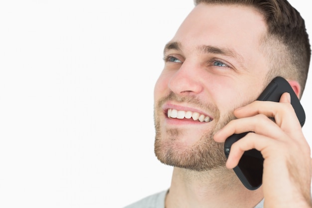 Primer plano de joven usando teléfono móvil