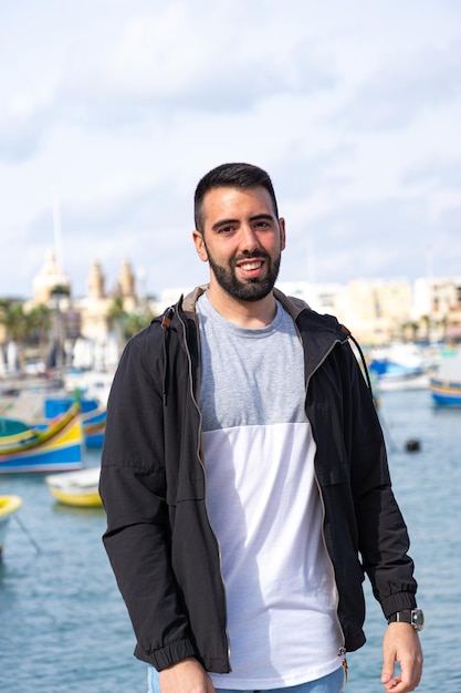 Primer plano de un joven visitando Marsaxlokk Malta