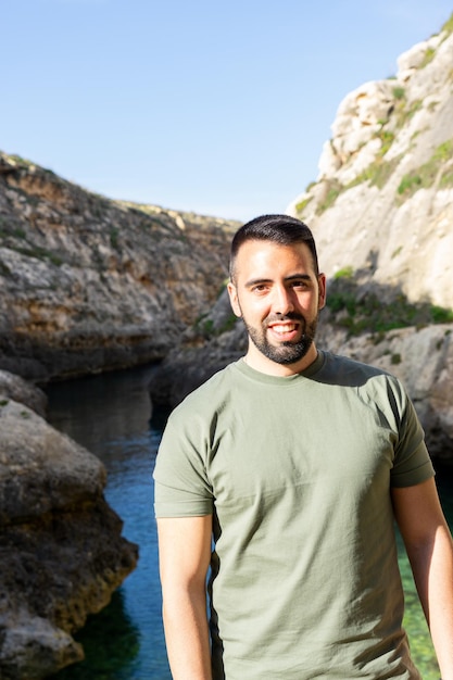 Primer plano de un joven en Wied IlGhasri en Gozo Malta