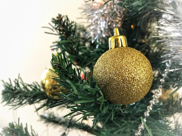 Primer plano de la joya dorada en el árbol de Navidad