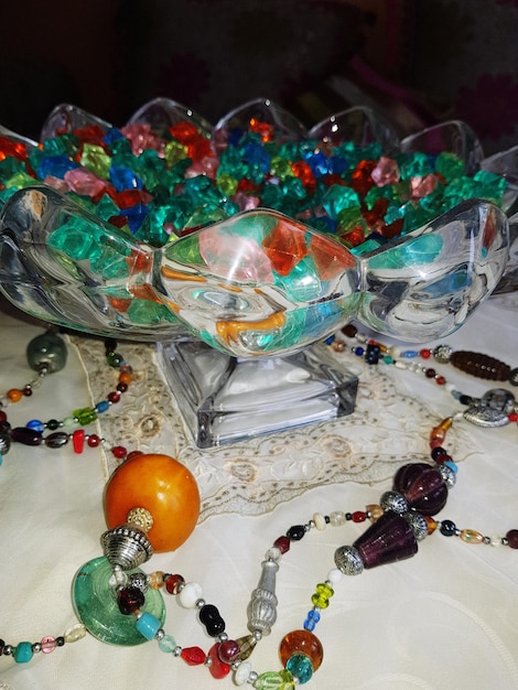 Primer plano de las joyas en la mesa