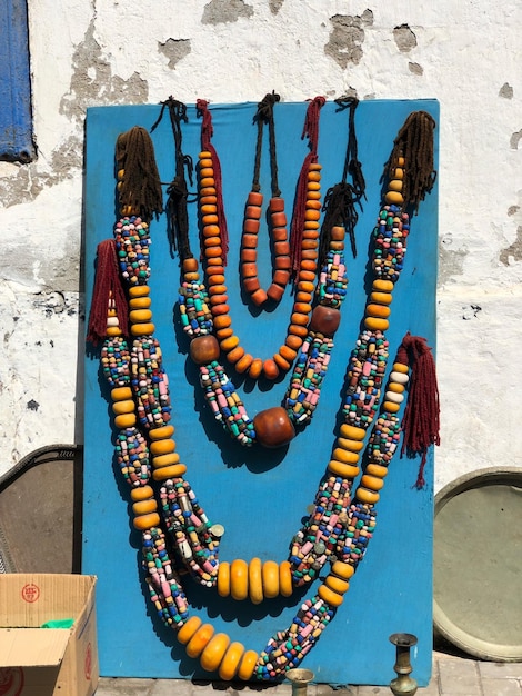 Primer plano de joyas multicolores para la venta contra la pared