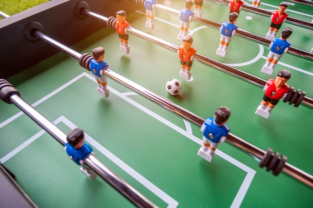 Primer plano del juego de fútbol de fútbol de mesa en campo verde