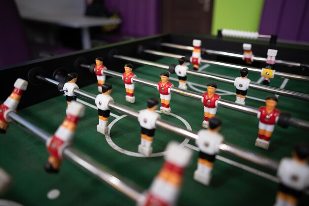 Un primer plano del juego de fútbol de mesa de las figuras de fútbol en el campo