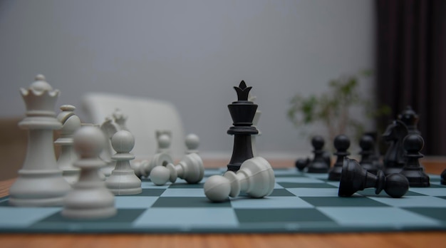 Primer plano jugando al ajedrez en casa Enfoque selectivo