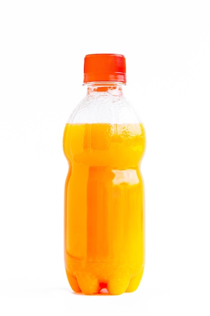 Primer plano de jugo de naranja contra un fondo blanco