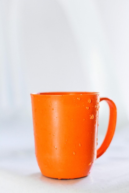 Foto primer plano de jugo de naranja en la mesa contra un fondo blanco