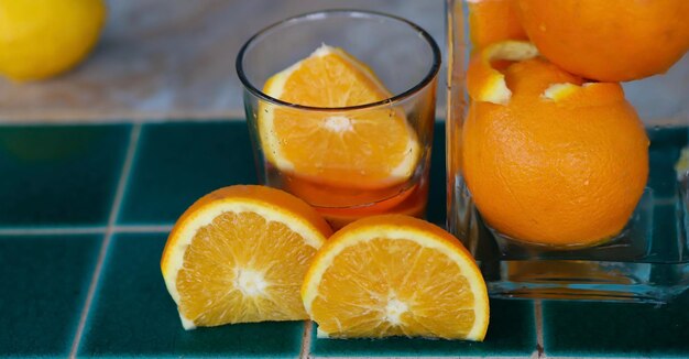 Foto primer plano de jugo de naranja en la mesa