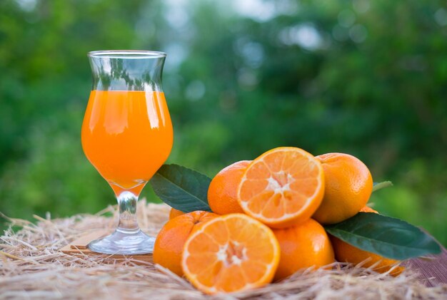 Foto primer plano de jugo de naranja en la mesa