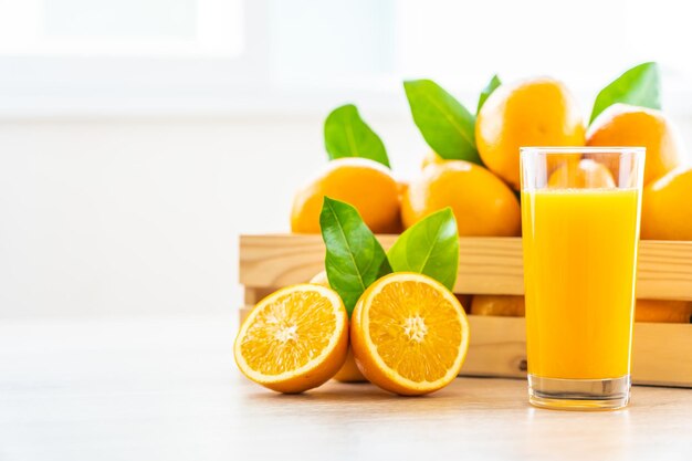 Foto primer plano de jugo de naranja en vaso en la mesa