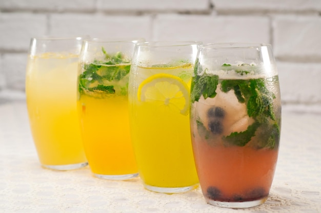 Primer plano de jugo en vasos contra la pared