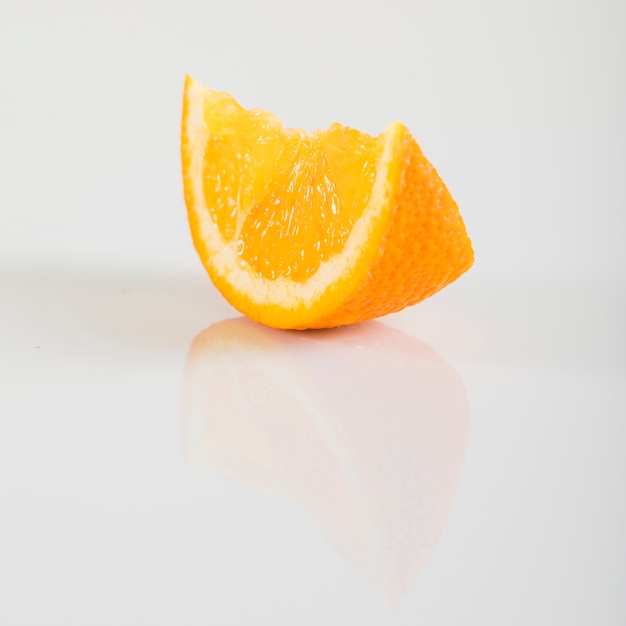 Primer plano de una jugosa fruta de naranja sobre fondo blanco