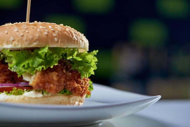 Primer plano de una jugosa hamburguesa con pollo frito