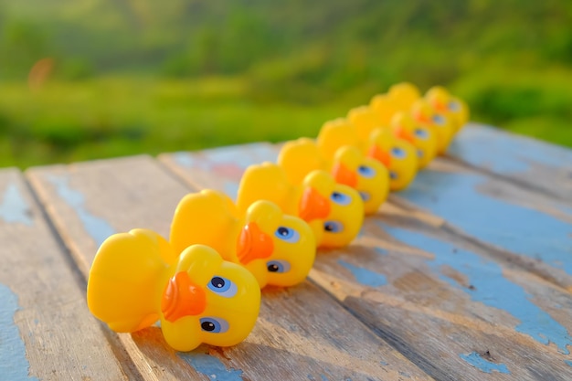 Foto primer plano de un juguete amarillo en la mesa