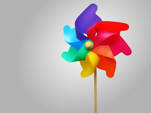 Foto primer plano de un juguete multicolor contra un fondo blanco