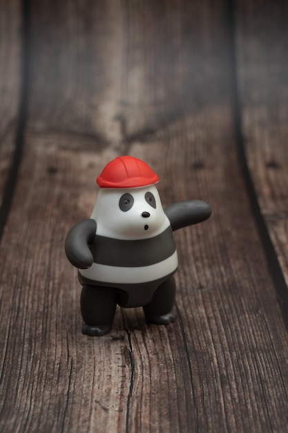 Primer plano de un juguete panda en la mesa