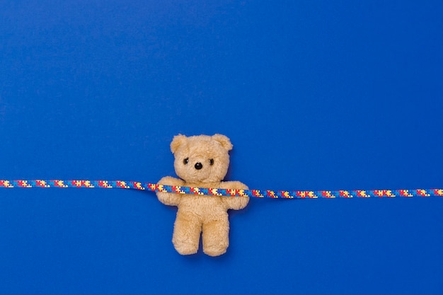 Foto primer plano de un juguete de peluche contra el cielo azul