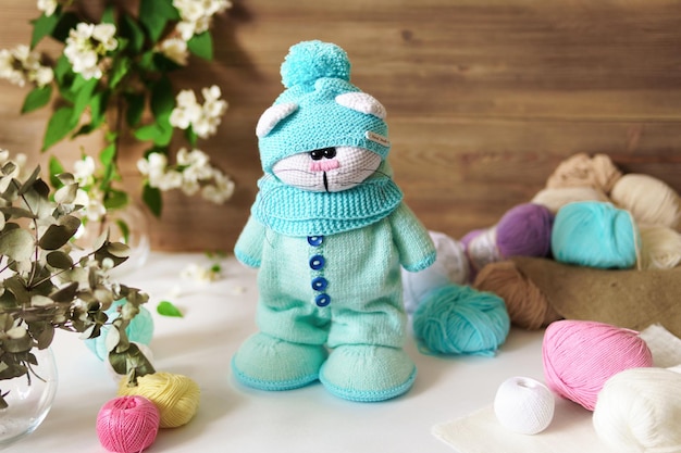 Primer plano de un juguete de peluche en la mesa