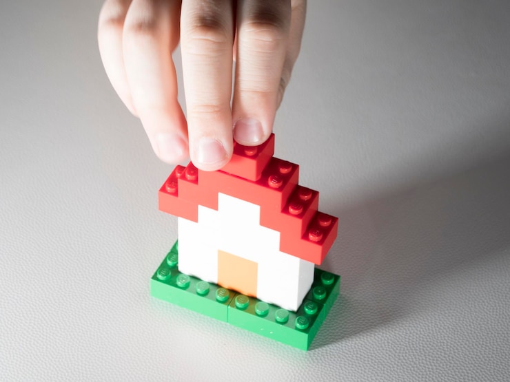 Foto primer plano de un juguete para sostener la mano sobre un fondo gris
