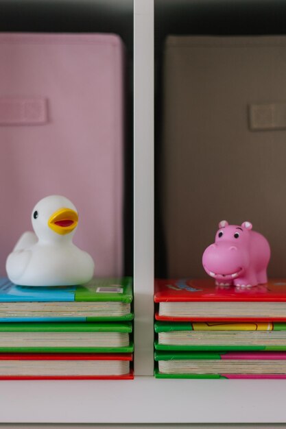 Foto primer plano de juguetes en libros en estantería