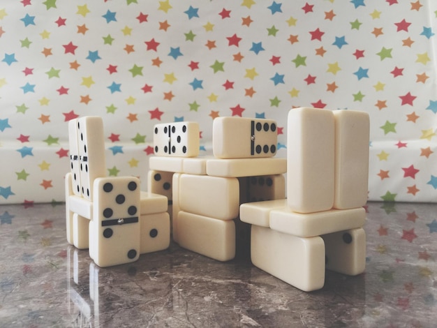 Primer plano de los juguetes en la mesa en casa